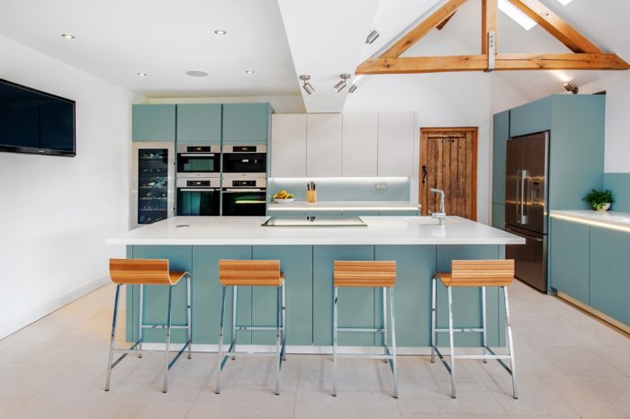 Cozinha-azul-po-design-cadeira-bar-balcao-ideias